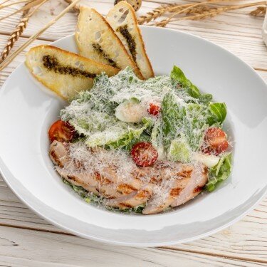 Цезарь с куриной грудкой гриль