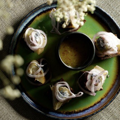 Брускетты со скумбрией и медово-горчичным соусом