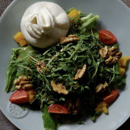 Салат с рукколой и сыром буррата 1/2