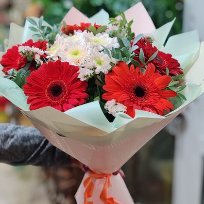 Букет с  герберы и кустовой хризантемы