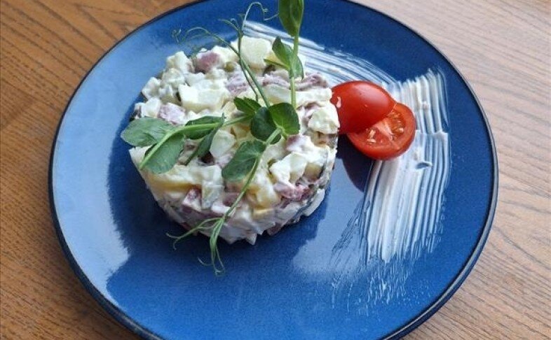 Оливье с копченой говядиной и листом салата