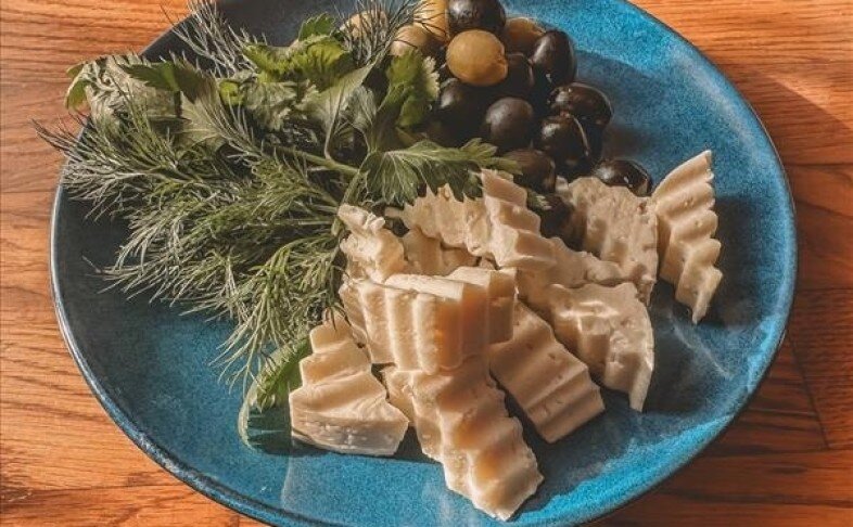 Брынза с оливками и маслинами