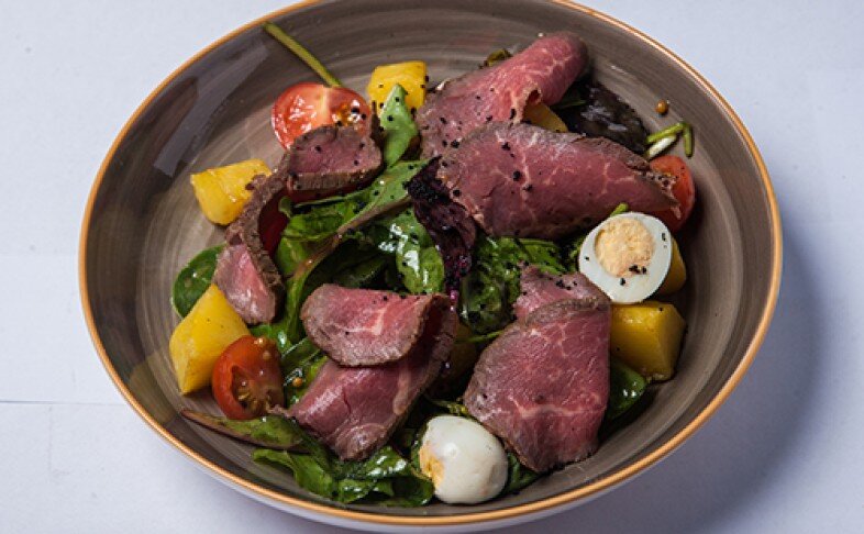 Теплый салат с ростбифом
