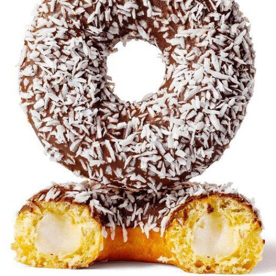 Донат с кокосовой стружкой