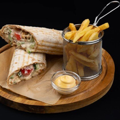 Шаверма с курицей  картофелем фри и соусом