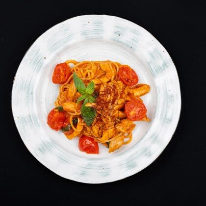 Острая паста с курицей в томатном соусе