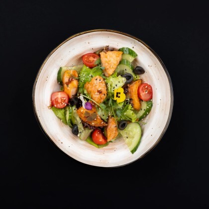 Микс салат с тёплым лососем