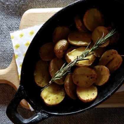 Молодой картофель с розмарином