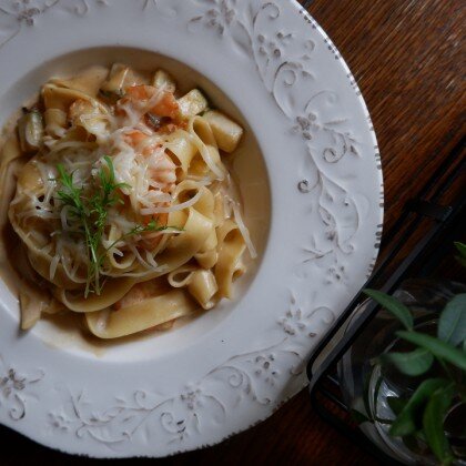 Паста со сливочным соусом, креветками и цукини