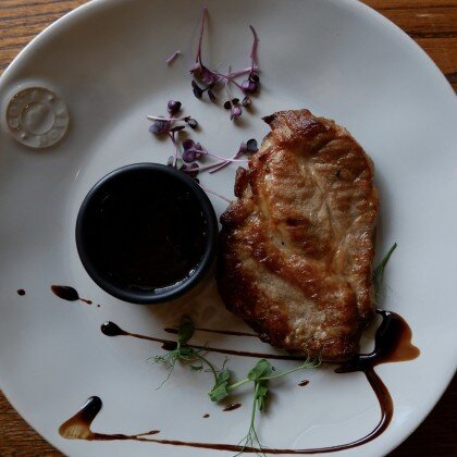 Свиной стейк с ананасовым соусом