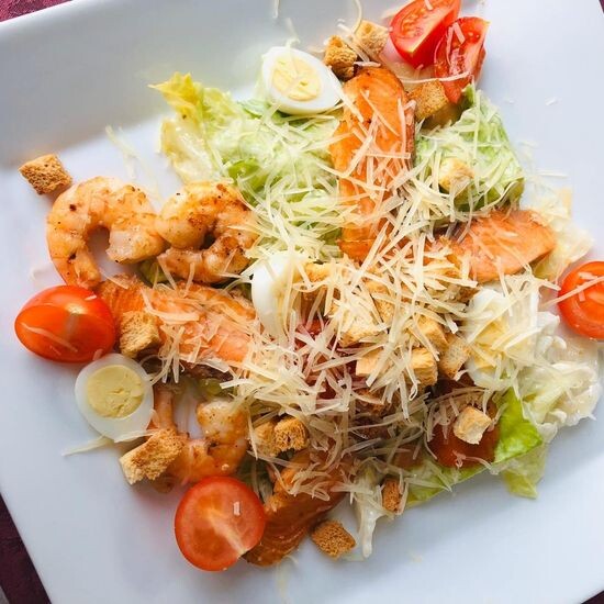 Цезарь с лососем и креветками