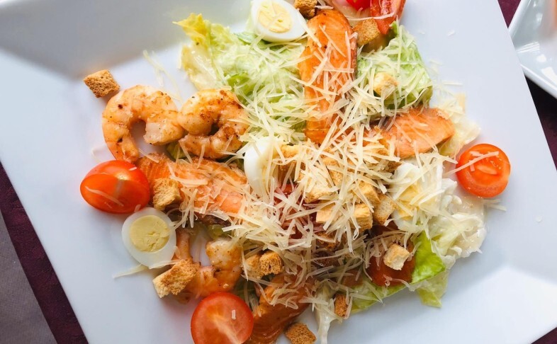 Цезарь с лососем и креветками