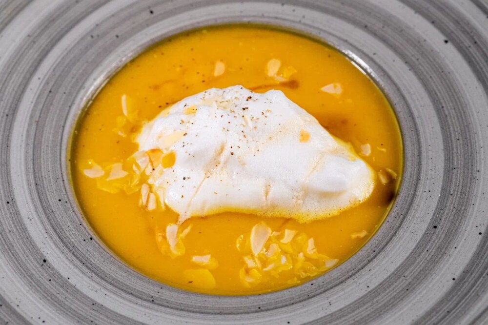 Крем-суп «Капучино» из тыквы с креветками и кленовым сиропом