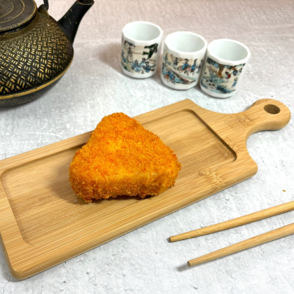 Жареный онигири бекон, курица