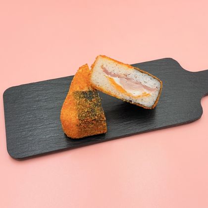 Жареный онигири бекон, курица