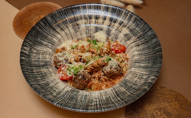 Паста с фрикадельками из лося со шпиком кабана