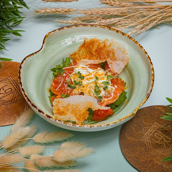 Салат с лососем и сыром страчателла