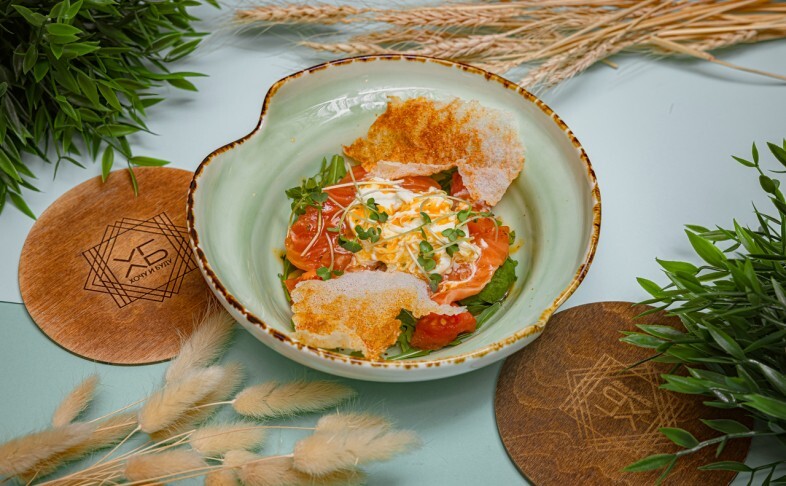 Салат с лососем и сыром страчателла