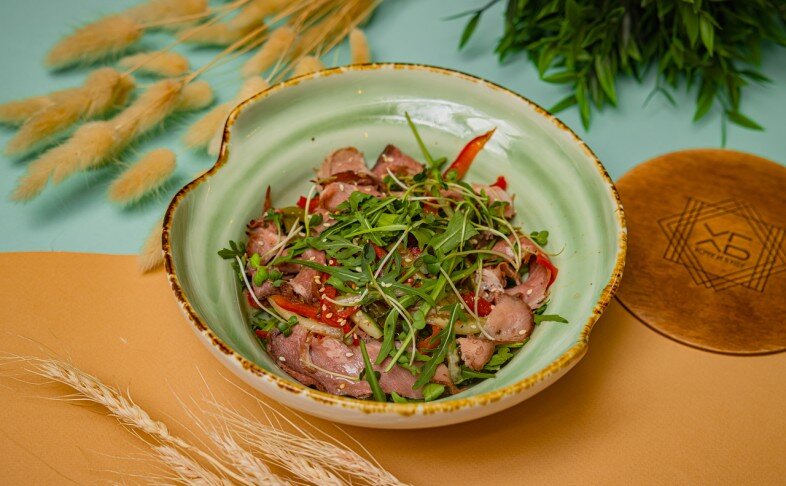 Салат с ростбифом и чимичурри