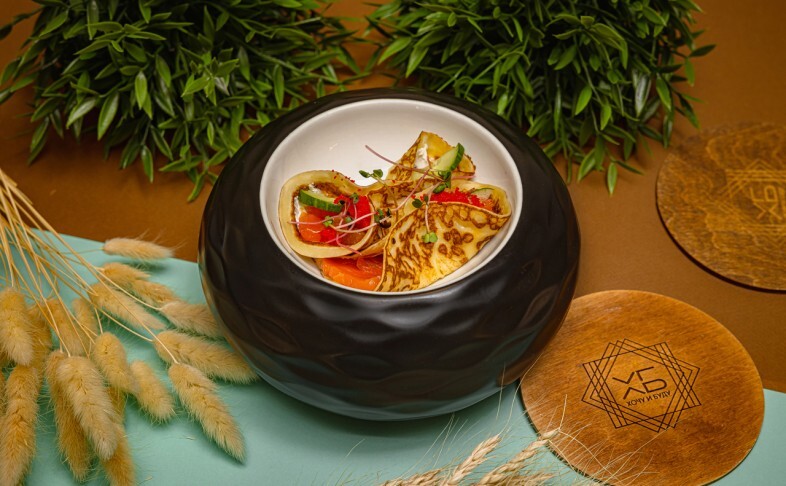 Блинчики с лососем тобикой и огурцом