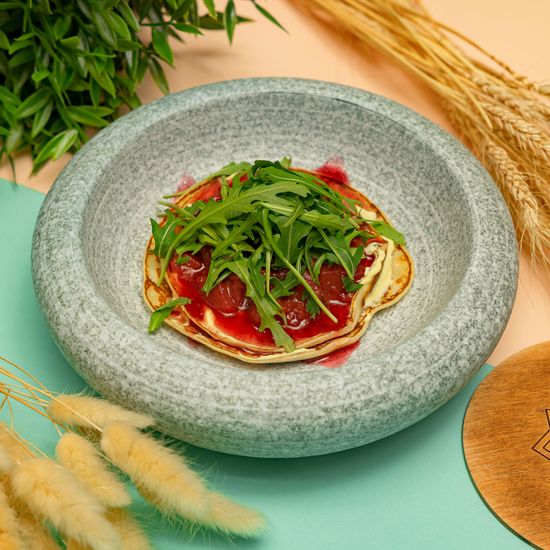 Блинчики с клубникой грушей и рукколой