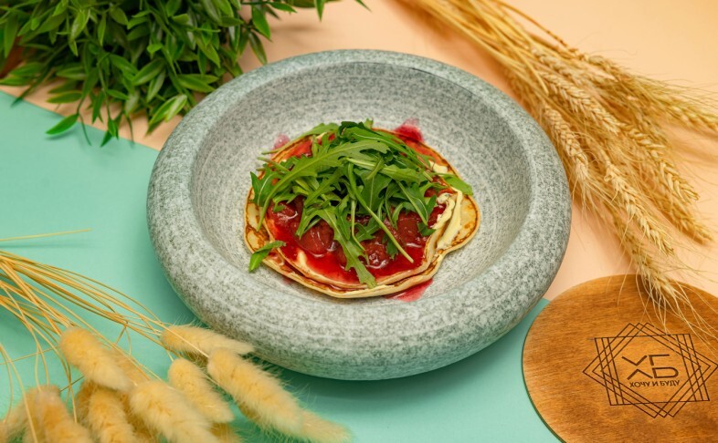 Блинчики с клубникой грушей и рукколой