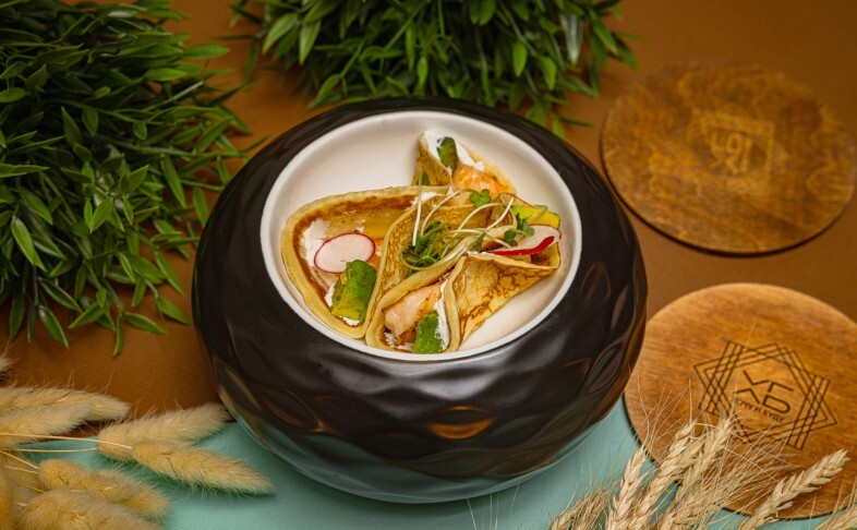 Блинчики с креветками и авокадо