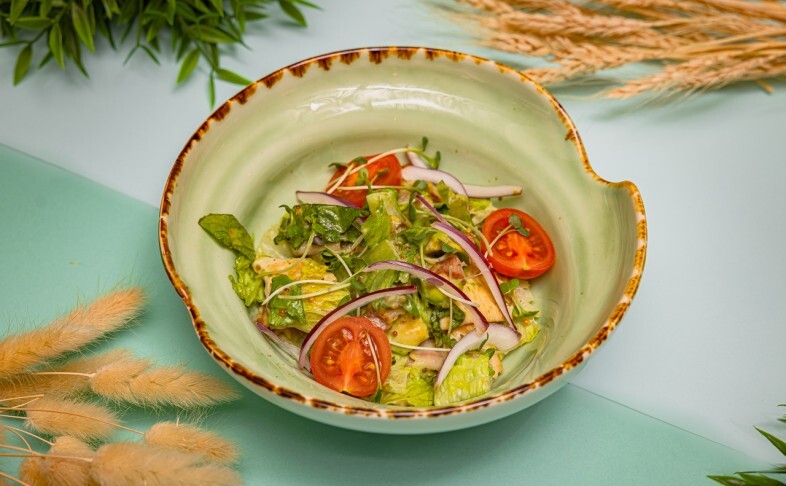 Салат с птицей авокадо и беконом