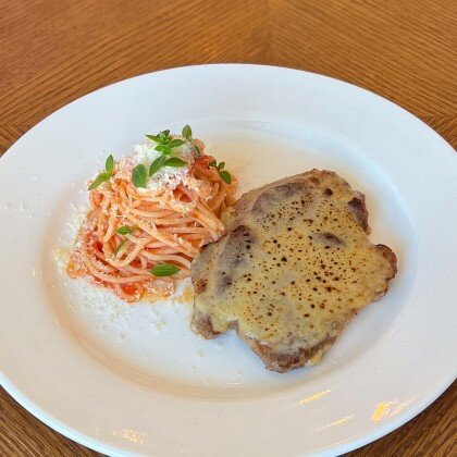 Свинная шея су-вид запеченная с горчичным соусом со спагетти