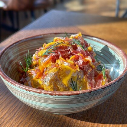 Мятый картофель с коппой и сыром чеддер