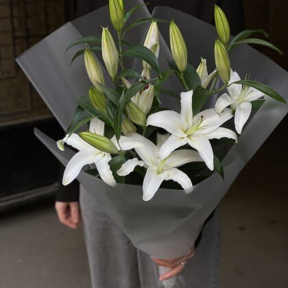 Монобукет из ароматных белых лилий