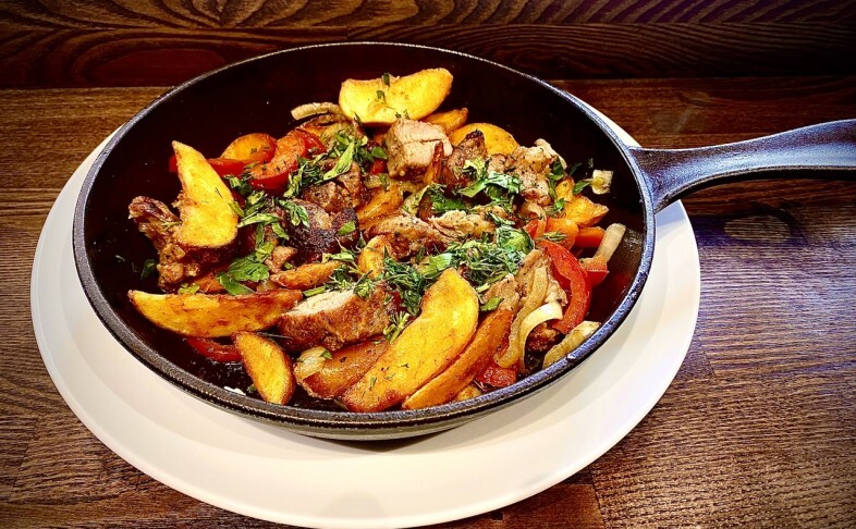 Сковорода с мясом свинины