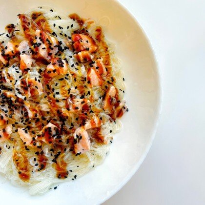 Фунчоза в сливочном соусе с семгой