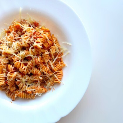 Паста с курицей в томатном соусе