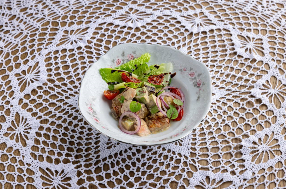 Теплый салат, с форелью и молодым картофелем