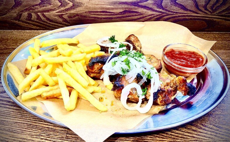Шашлык из свиной шеи с фри и соусом