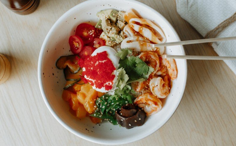 Поке в азиатском стиле с креветками и кальмарами