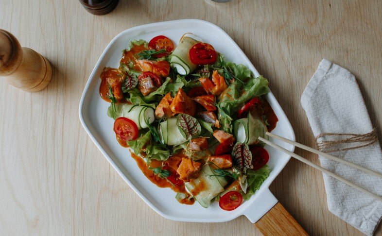 Салат с лососем, овощами и мягким сыром