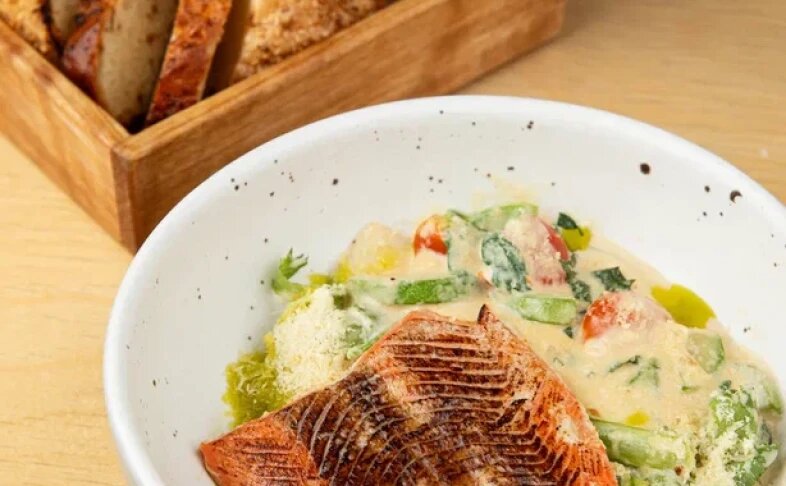 Пошированный стейк из лосося с овощами в винном соусе