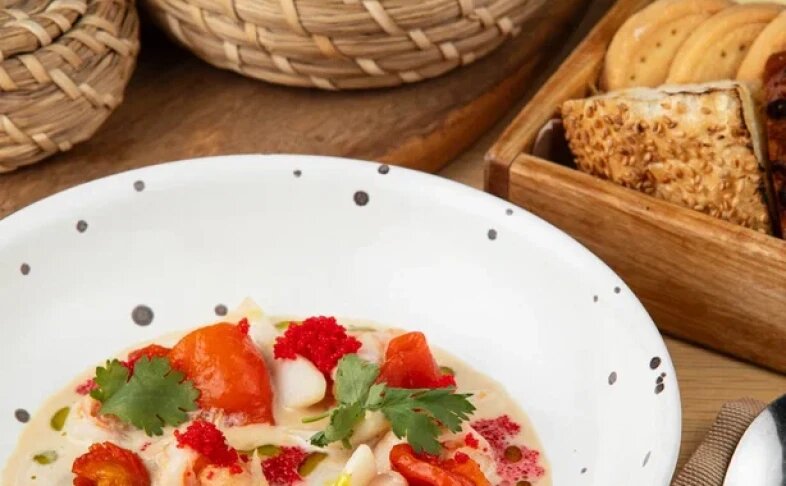 Теплая закуска из креветок и кальмаров, с печеным перцем, подкопченной икрой