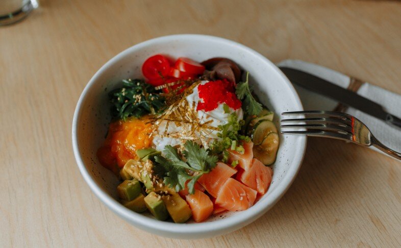 Поке в азиатском стиле с лососем