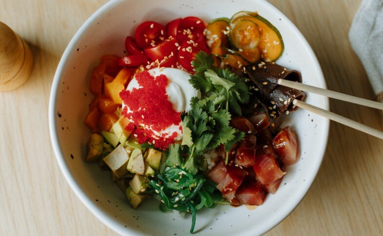 Поке в азиатском стиле с тунцом