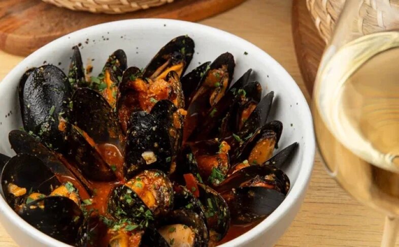 Мидии в винном соусе