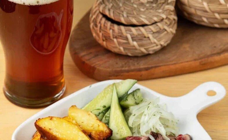 Ростбиф с маринованным луком,малосольными огурцами и печеным картофелем