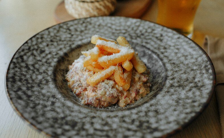 Тартар из мраморной говядины в перечном соусе с картофелем