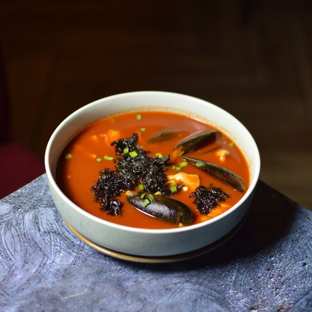 Суп с морепродуктами на томатном бульоне