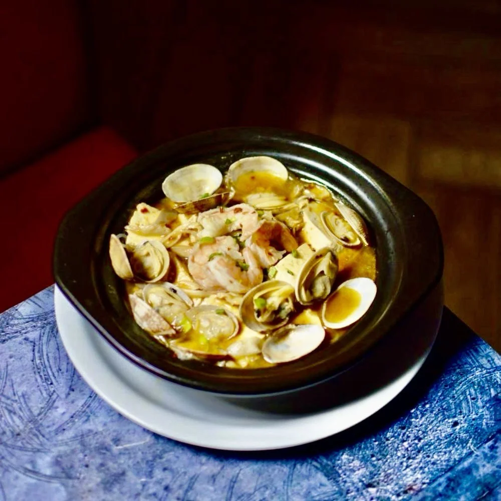 Морепродукты и тофу на сковороде