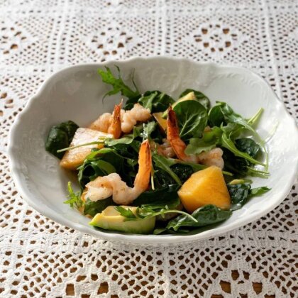 Креветки с авокадо и хурмой