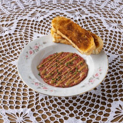 Тартар из говядины, с кремом из белых грибов