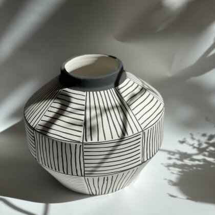 Ваза керамическая чёрно-белая низкая